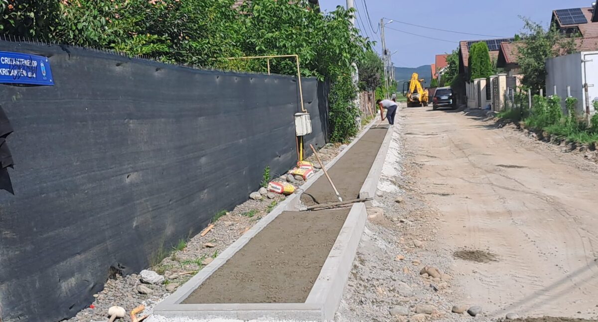 Se realizează trotuarul pe strada CRIZANTEMELOR